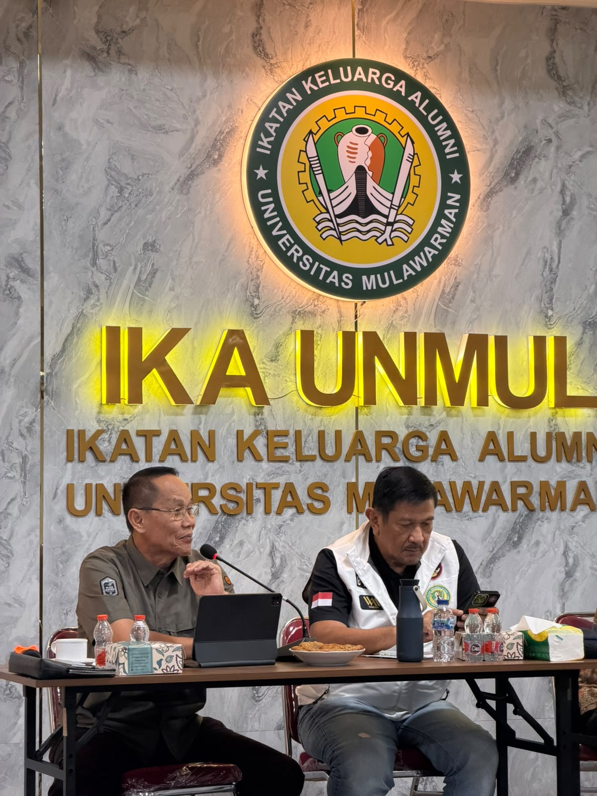 Sekretaris Dewan Penasehat PP IKA Unmul Rusmadi memaparkan gagasan hilirisasi industri pertanian aren, kelapa, dan kakao berbasis ekonomi kerakyatan dalam diskusi terbuka di Sekretariat IKA Unmul, Samarinda, Selasa (29/9/2026) malam.